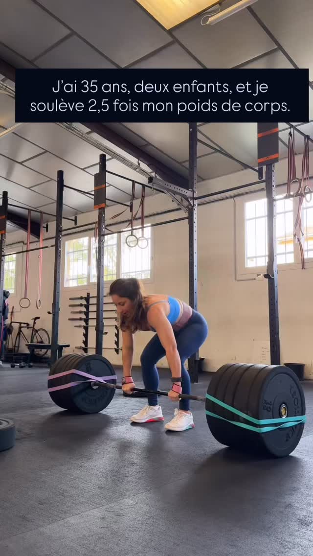 Tu peux faire 5 metcons intenses par semaine, transpirer énormément, te donner à fond… et pourtant stagner. Pourquoi ? Parce qu’à force d’accumuler de l’intensité, tu accumules aussi une fatigue systémique : système nerveux saturé, récupération incomplète, technique qui se dégrade plus vite, tensions musculaires qui restent, sommeil moins réparateur, douleurs diffuses qui s’installent.
C’est souvent là que commencent les vrais blocages : les PR ne montent plus, les charges intermédiaires paraissent lourdes, les positions se dégradent sous fatigue, le bas du dos ou les épaules compensent, et tu as l’impression de manquer de cardio alors que le vrai problème est parfois ailleurs.
Quand ta base de force est trop faible, tout devient plus coûteux. Chaque barre, chaque thruster, chaque front squat, chaque wall ball te demande un pourcentage trop élevé de ta capacité réelle. Tu dépenses plus d’énergie, tu perds plus vite en qualité mécanique, et tu récupères moins bien d’une séance à l’autre.
C’est pour ça que travailler ta force change tout. Pas seulement pour soulever lourd, mais pour faire baisser le coût de tout le reste. Plus tu es fort, plus les charges intermédiaires deviennent tolérables, plus ta technique tient, plus tu compenses moins, et plus ton entraînement devient rentable.
Et après 35 ans, c’est encore plus important. Tu peux toujours progresser, mais tu ne peux plus te permettre de gaspiller autant. Ta récupération devient plus précieuse, ta marge d’erreur diminue, et l’intensité mal placée finit souvent par entretenir la fatigue au lieu de construire.
En vrai, 2 metcons bien programmés dans la semaine suffisent largement pour exprimer ton fitness. Le reste devrait servir à développer ce qui te manque vraiment : force, structure, contrôle, stabilité et qualité d’exécution.
C’est exactement la logique de notre programmation : ne pas empiler de la fatigue inutile, mais construire les qualités qui te feront vraiment progresser. Plus de force utile, des metcons mieux placés, une intensité mieux dosée, et un entraînement pensé pour performer sans saboter la récupération. Le lien se trouve dans ma bio 🩷🧡