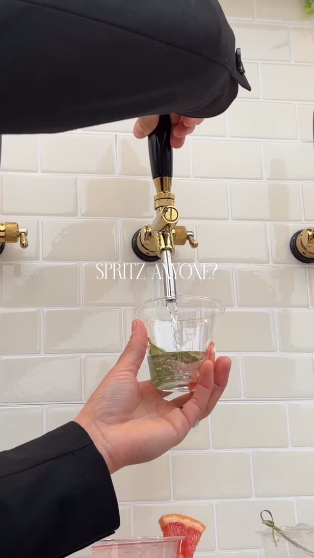 Spritz anyone? 🍊 Thoughtful cocktail moments like these are one of my favorite ways to create a relaxed, welcoming moment during the wedding day.
Host // @TheVisionariesHouse
Venue // @theskyroomnc
Day of Coordinator & Styling // @lilyandgarnetevents
Content Creator // @the_editatelier
Mobile Sip Station // @siphappensnc
Florals // @matriarch_florals
Hair // @carolinecartierhair
Makeup // @xtinembeauty
Dresses // @shilohcourtbridal
Model Couple // @kenzievogan & @roxannemcfarlin