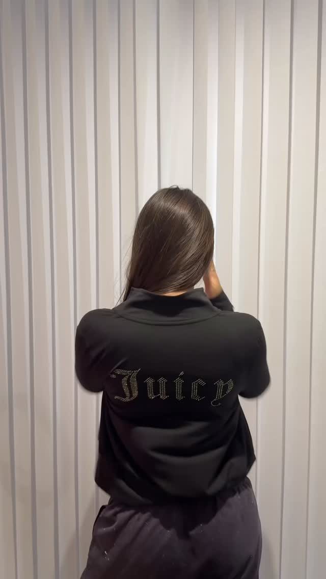 Negra, clásica… pero con ese toque ✨ que la rompe
La campera de Juicy Couture que vas a querer sí o sí 🖤
Disponible en Poli 💖