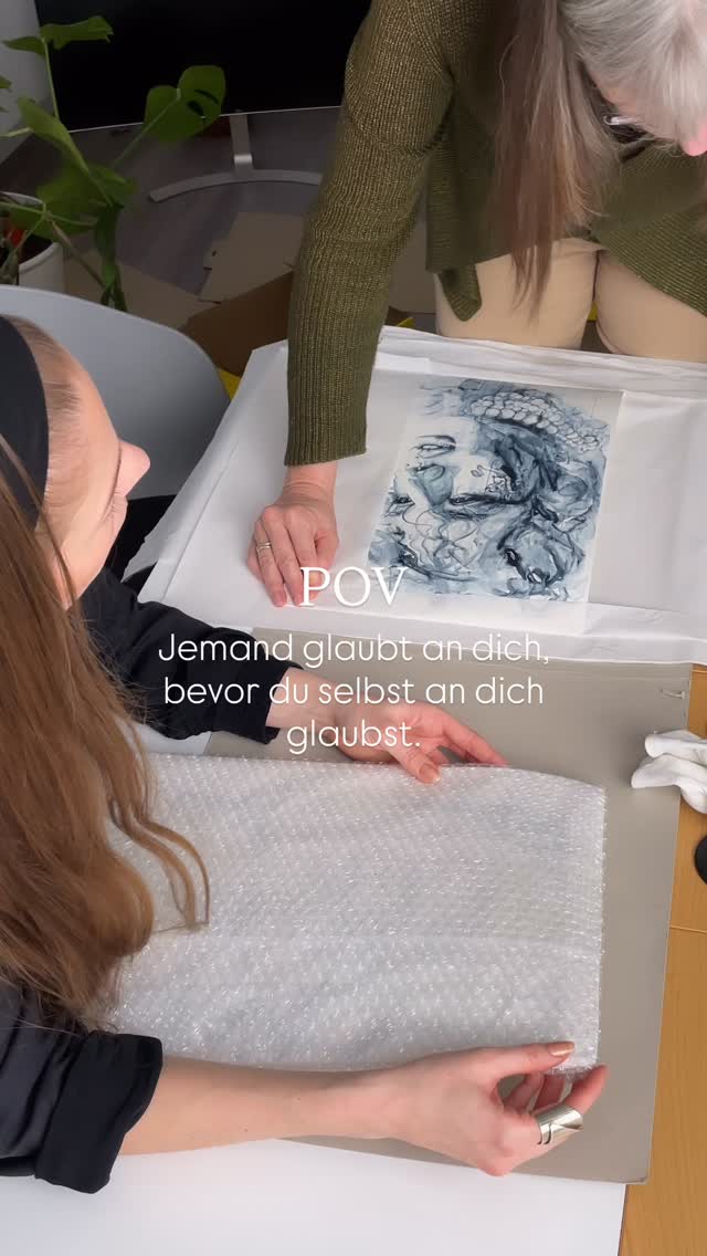 Und jetzt verpacken wir gemeinsam die Drucke meiner gemalten Bilder. Danke reicht nicht aus Mama.🫀