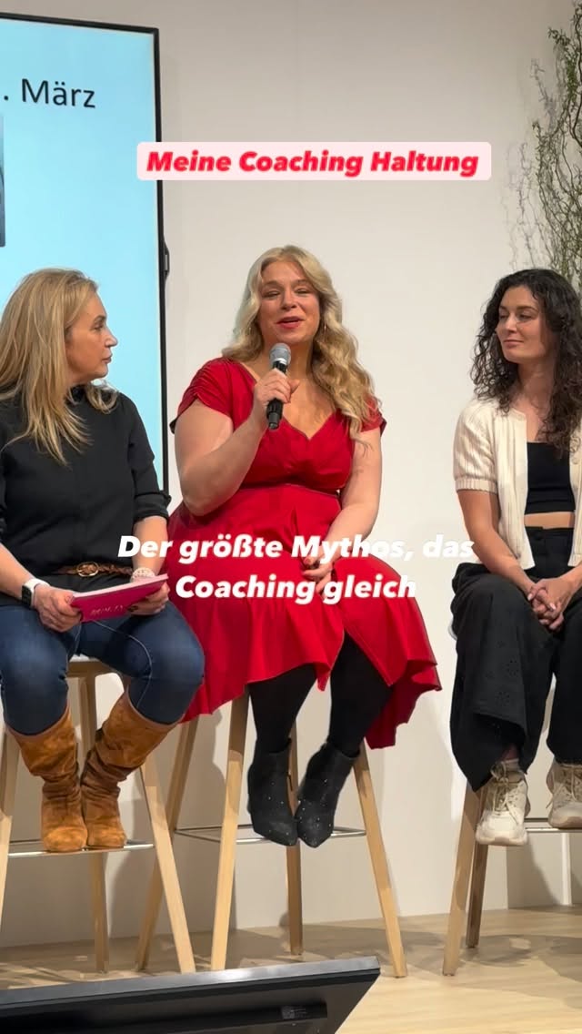 Weißt du wirklich, wonach du bei einem Coach suchen solltest?
Diese Frage wurde mir auf der @beauty_duesseldorf von der tollen Moderatorin @uta_janisch
auf der Beauty Business Bühne der Beautymesse Düsseldorf gestellt.
Ich war dort als Speakerin eingeladen und diese Frage hat mich nicht mehr losgelassen.
Ich bin systemische Business und Personalcoach, systemischer Teamcoach, Hypnosecoach, systemische Aufstellerin, EFT Coach und Wing Wave Coach für Erwachsene und Kinder.
Und hier ist, was ich dir wirklich mitgeben möchte:
Schau auf die Ausbildung.
Der Begriff Coach ist in Deutschland nicht geschützt. Jeder darf sich so nennen.
Frag also nach. Was steckt wirklich dahinter?
Und dann schau auf die Haltung.
Denn Coaching ist keine Beratung.
Ein Berater gibt dir Antworten.
Ein Coach stellt dir Fragen, die du dir selbst nicht stellst.
Er begleitet dich durch einen Prozess.
Und du bist derjenige, der die Lösung findet.
Für mich ist ein guter Coach ressourcenstärkend.
Er leuchtet mit der Taschenlampe auf das, was schon in dir da ist.
Auf deine Stärken, dein Potenzial, deine Lösungen.
Ein guter Coach bringt dich in die Selbstwahrnehmung. Und bringt dich zurück in deine Stärke. Es geht mir immer darum, dich in deine Selbstwirksamkeit zu bringen.
Im systemischen Coaching schaue ich nie nur auf dich allein. Ich schaue auf dein ganzes System. Dein Team, deine Rolle, deine Beziehungen, die Wechselwirkungen drum herum. Denn wenn du dich veränderst, verändert sich dein ganzes Umfeld mit.
Meine Haltung: Du bist die Experten für deine Lösungen.
Welche Fragen stellst du, wenn du einen Coach suchst? Schreib es in die Kommentare.