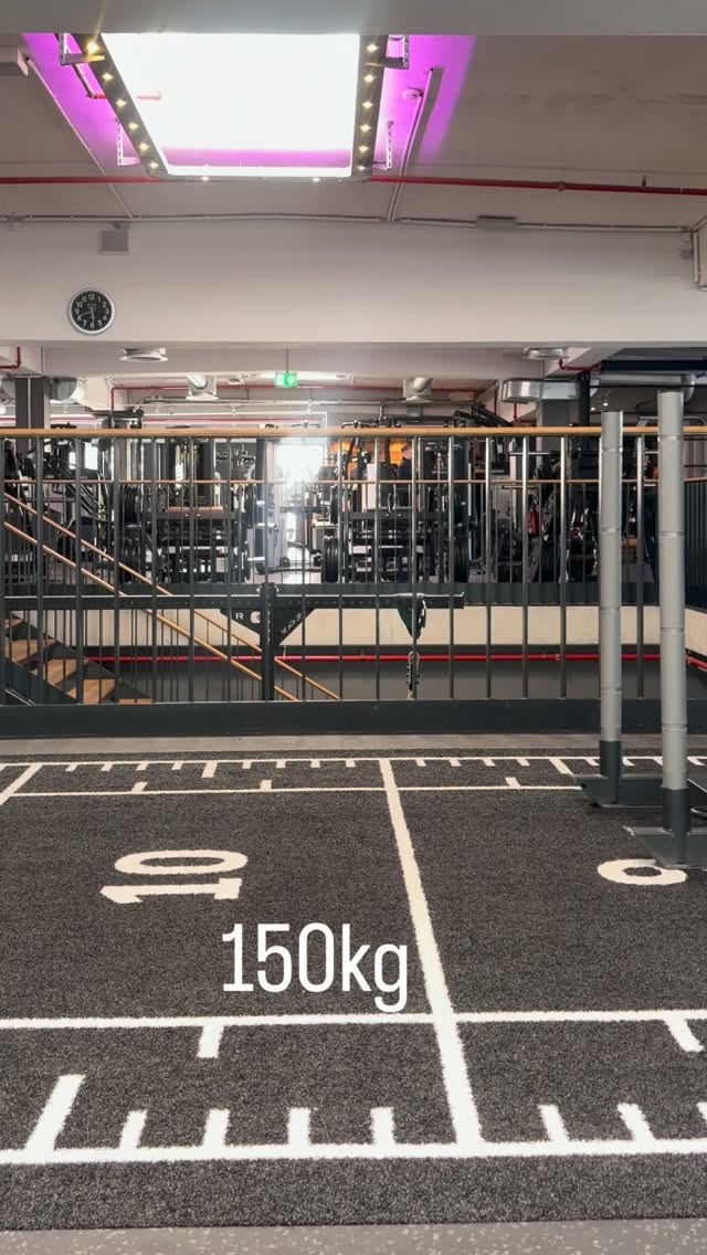 Extra pleasure always better! 😃👋🏻 How heavy you can push?
Nice Idea taken from @alexander.roncevic
#challenge #sledpush #workout #gym #couplegoals