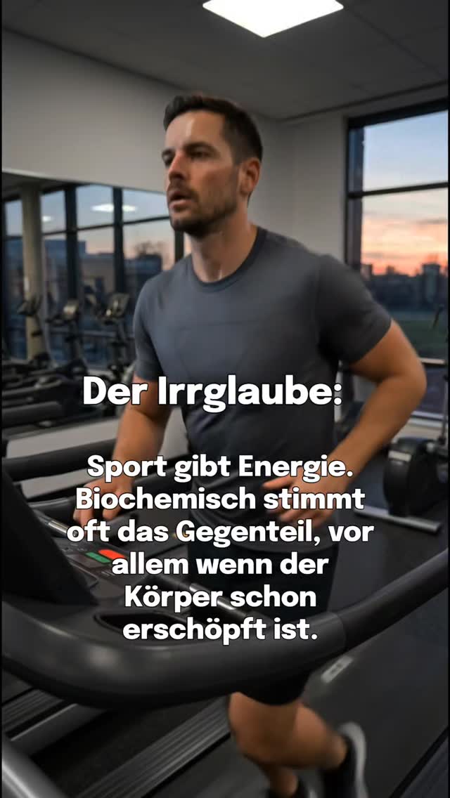 Es gibt ein Missverständnis, das sich im Sport hartnäckig hält.
Viele glauben, Sport gibt ihnen Energie, vor allem dann, wenn sie sich erschöpft fühlen. Und genau deshalb fühlt es sich oft wie die richtige Entscheidung an, trotzdem zu trainieren.
Und kurzfristig stimmt das auch. Nach dem Training bist du wacher, klarer, fokussierter. Du hast das Gefühl, dein Körper funktioniert wieder.
Was dabei übersehen wird, ist der Mechanismus dahinter.
Dieses „Energiegefühl“ entsteht nicht, weil dein Körper Energie aufgebaut hat, sondern weil er Stresshormone ausschüttet. Adrenalin und Cortisol sorgen dafür, dass mehr Glukose bereitgestellt wird, dein Puls steigt und dein System hochfährt.
Du funktionierst besser, aber du bist nicht erholter.
Cortisol erhöht nicht nur den Blutzucker, sondern steigert gleichzeitig auch den Verbrauch von Mineralstoffen wie Magnesium und Natrium, die dein Nervensystem stabilisieren.
Magnesium ist notwendig, um ATP, also die Energie deiner Zellen, überhaupt effizient nutzbar zu machen. Fehlt es, arbeitet dein Körper härter für die gleiche Leistung, ohne dass du es direkt einordnen kannst.
Gleichzeitig steuern Natrium und Kalium die elektrische Stabilität deiner Zellen. Wenn dieses Gleichgewicht kippt, reagieren Muskeln und Nervensystem empfindlicher, der Puls steigt schneller und die Ermüdung kommt früher.
Das erklärt, warum sich Training in einem erschöpften Zustand oft paradox anfühlt.
Kurzfristig mehr Energie. Aber Langfristig mehr Erschöpfung.
Du kannst dein Training perfekt steuern und deine Ernährung optimieren. Wenn dein Mineralstoffhaushalt und dein Stresssystem aus dem Gleichgewicht geraten sind, fehlt deinem Körper trotzdem die Grundlage, um darauf zu reagieren.
Und genau das siehst du nicht im Trainingsplan.
Auch nicht in deiner Uhr.
Eine Haarmineralanalyse macht genau das sichtbar. Sie zeigt nicht nur einzelne Werte, sondern wie dein Körper aktuell mit Stress umgeht, wie stabil dein System arbeitet und ob die Grundlage für echte Regeneration überhaupt noch gegeben ist.
#nervensystem #ausdauersport #regulation #energie