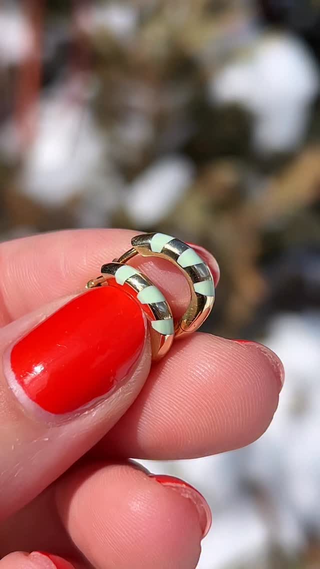 ✨SPRING IS HERE!!! 🥹🩷🌷✨ Welcome the vernal equinox with a pair of pastel @alicecicolini huggies that you never have to take off. 💖
#artisianjewelry #jotd #jewelrylover #noboringjewelry #stylebymax