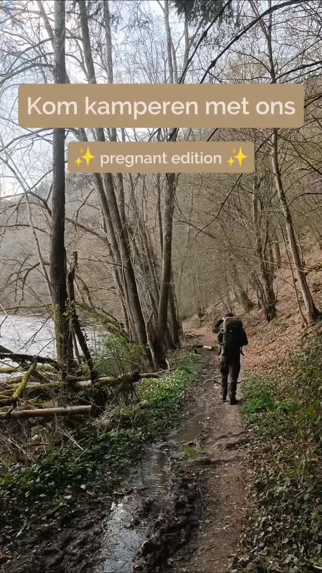 Een vrij weekend en droog weer? Dan trekken we er graag op uit.
Vroeger twijfelde ik vaak.
Zou dat wel lukken met mijn rug? Wat als ik meer pijn krijg?
Ik heb scoliose, dus ja, ik moet soms wat meer nadenken.
Over hoe ik slaap, hoe ik til, hoe ik mijn lichaam gebruik. Maar dat betekent niet dat ik thuis blijf. Integendeel.
Want anders had ik dit moment gemist: ons eerste kampeertripje met drie.
Dus… we gingen gewoon.
Slapen in een tent blijft wat uitdagender voor mijn rug.
Een luchtmatras geeft nu eenmaal minder ondersteuning. Maar de mentale rust en energie die ik eruit haal, wegen daar zo hard tegenop.
Ik weet ondertussen ook wat mijn lichaam nodig heeft. Hoe ik mijn rug weer kan ondersteunen eens ik thuis ben. Dat vertrouwen maakt een groot verschil.
En nu ik zwanger ben, voelt het extra bijzonder om dit nog te doen. Voor het fysiek misschien wat lastiger wordt.
Ja, ik merkte het al: wat meer spanning bij het opstaan, draaien ging iets minder vlot. Maar de rust die ik voelde, en die ons kleine meisje mee ervaart, maakt dat meer dan waard ❤️