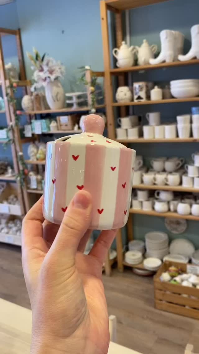 Some of the cutest pieces out of the kiln so far this week…
🥐🥐🥐