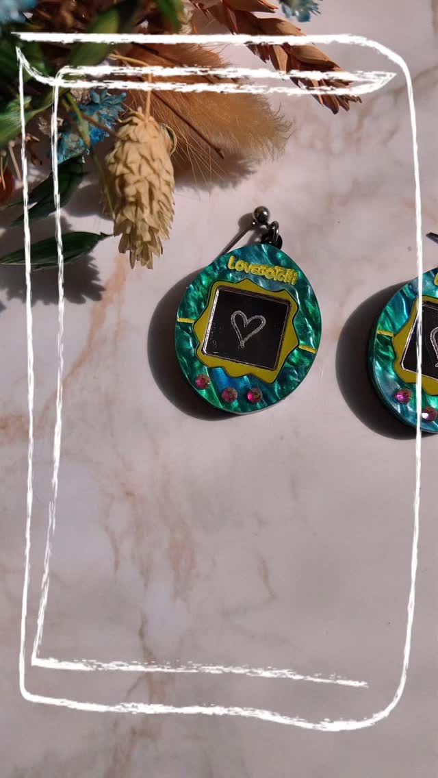 ¡POR FIN!
Las mas afortunadas ya los tenéis, porque habéis venido a verme a las ferias. Pero ahora están disponibles en la web para todas.
Es uno de los modelos más vendido este año, y estoy súper contenta con el resultado.
Espero que os guste mucho.
¡A por ellos!
#Tamagotchi #pendientes #nostalgia