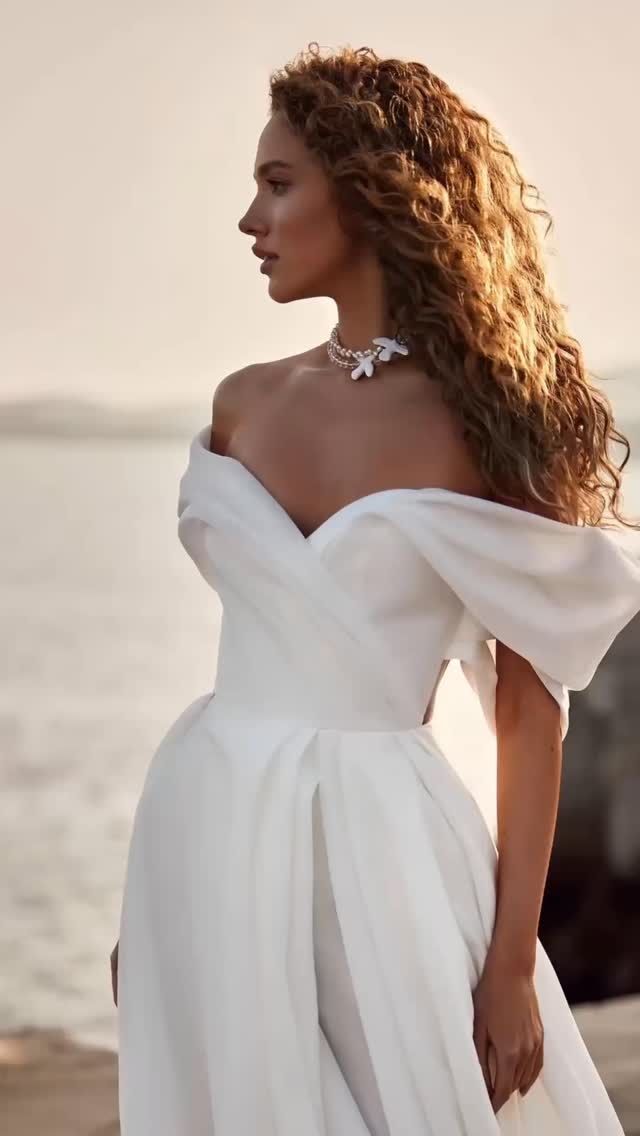 Ich muss dir dieses Kleid zeigen…
so leicht, fast schwerelos.
Feinster Organza, der sich weich und fließend bewegt und einfach mit dir mitgeht.
Es hat diesen Sommer-/Strandhochzeit-Vibe – Mallorca, Sonne, ein bisschen Wind… genau dieses Gefühl.
Clean, aber trotzdem so besonders.
Und der Rücken… leicht transparent,
richtig schön feminin, ohne zu viel zu sein.
Bei uns hängt es aktuell in Größe 38 und mit Reißverschluss (super clean),
kann aber auch mit Schnürung bestellt werden.
Wenn du genau diesen Look suchst,
buch dir gerne deine Anprobe bei uns –
den Link findest du in unserer Bio.
Bis bald, eure Anna
#solingen #hochzeitskleid #brautmode #bridetobe #hochzeit2026