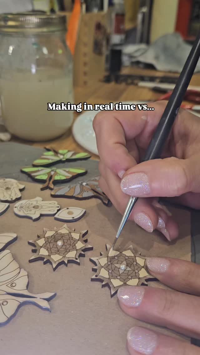 From real time⦠to 10x speed.
Because letās be honest ā watching every brushstroke would take a while š
But this is what handmade really looks like.
Time, patience, tiny details⦠and a whole lot of love poured into every piece.
Not mass made. Not rushed.
Just real hands, making something meaningful.
Available in the studio now and coming to the online store this weekend š