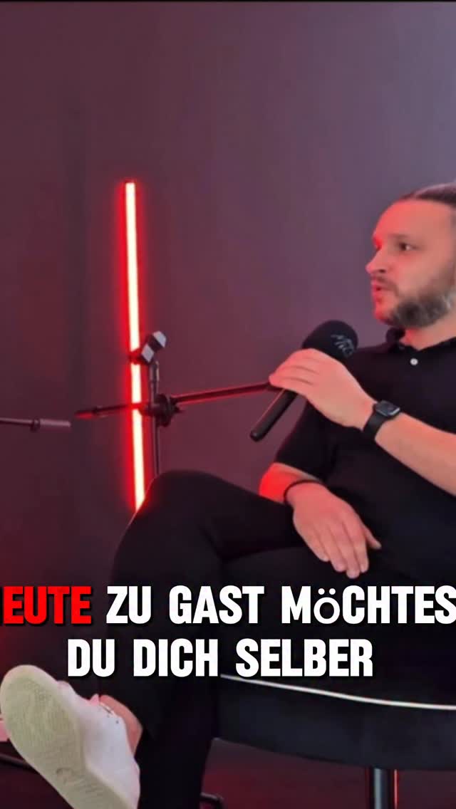 Verantwortung klingt stark – bis man sie wirklich tragen muss.
In der neuen Folge von Tatütata – Das Mindset ist da sprechen wir mit Marc Zellerhoff, Ärztlicher Leiter Rettungsdienst des Rhein-Kreises Neuss, über Verantwortung im Rettungsdienst, über Rollen, Erwartungen und darüber, was es bedeutet, Entscheidungen mit Gewicht zu treffen.
Ein Gespräch, das nicht nur für den Rettungsdienst relevant ist, sondern für jeden, der Verantwortung trägt.
🎧 Die neue Folge ist jetzt online.
#rettungsdienst #112 #notfallsanitäter #rayanirescue #feuerwehr