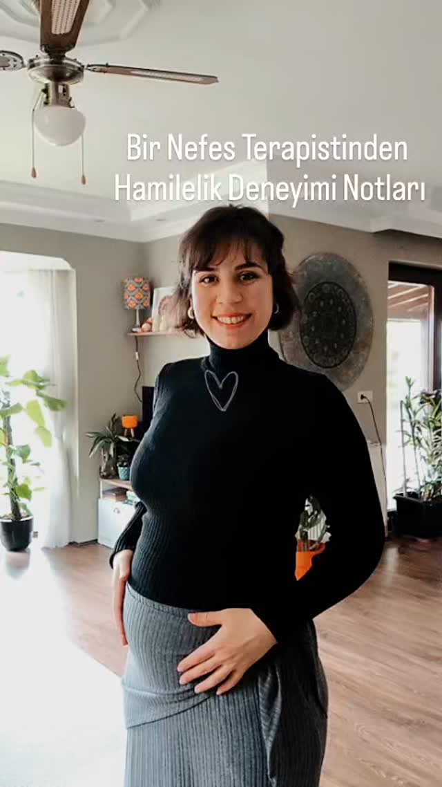 Bu konu üzerinde daha çok söyleyeceklerim anlatacaklarım olacak büyük ihtimalle , şimdilik 23. Haftadan bazı notlar paylaşmak istiyorum ;
🍀Nefes'in önemini yıllardır anlatıyorum, bu bir mucize falan değil, bir takviye gibi düşünün. Hemde bedava bir takviye. Hamilelikte incelemelerine göre çok çok daha önemli doğru nefes alıyor olmak
🍀Nefesim açık olmasına rağmen , ilk aylarda nefesimin oldukça daraldığını hissettiğim zamanlar oldu. Çeşitli tekniklerle içinden geçtim ve her defasında ya bunları bilmiyor olsaydım, ne kadar zor olurdu diye düşündüm hakikatten
🍀Kaygı ilk aylarda yine çok yoğun oluyor, hele benim gibi kayıplar düşükler yaşayan kadınlar varsa o travmalardan dolayı daha fazla. Bu çok normal bunu biliyorum ama yine de beni ele geçirmemesi için hep nefeste, meditasyona kaldım.İçsel Bağlantımı hep korudum.
🍀Yorgunluk yine büyük bir sınavmış bu dönemde, bence nefesi doğru alıyor olmanın bu duruma da doğrudan etkisi var. Bol oksijen bol enerji. Buna rağmen tabiiki eski performans yok , bunu da unutmamak gerek.
Bir şekilde hamişler bu postu görürse bir nefes Terapistinden size tatlı tavsiyeler olsun 🙏
#hamileyogası #hamilelik #hamilegünlüğü #hamile