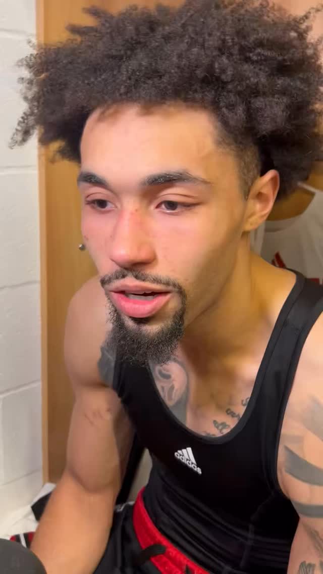 🎥: @eric_crawford_wdrb
This video of @jvonnehadley_ comes post game in the locker room following the cardinals loss to @michiganstatebasketball in the round of 32 by a score of 77-69.
This raw & pure emotion from @jvonnehadley_ shows how much being a Louisville Cardinal meant to him.
@eric_crawford_wdrb
@gocards x @louisvillembb x @universityoflouisville
#marchmadness #ncaabasketball #louisville