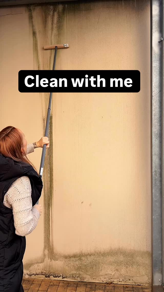 Clean with me. 🧼🧹
Nicht, weil ich Langeweile habe.
Sondern weil mir wichtig ist, wie es hier aussieht.
Auch draußen.
Ich finde immer:
Wenn der Weg ins Studio schon ungepflegt wirkt,
fühlt man sich automatisch weniger wohl.
Und ganz ehrlich:
ich würde mir selbst auch nichts machen lassen wollen,
wenn der Eingang aussieht, als wäre er jahrelang sich selbst überlassen worden.
Dieses Gebäude wurde über viele Jahre ziemlich runtergewirtschaftet.
Ist nicht mein Eigentum.
Aber es ist mein Arbeitsplatz.
Also hab ich heute einfach angefangen.
Moos runter.
Dreck weg.
Stück für Stück.
Nicht perfekt.
Aber besser als vorher.
Und genau so ist es oft im Leben:
Man wartet nicht, bis jemand anderes es macht.
Man macht einfach selbst den ersten Schritt.
Bist du eher Team: „Ist nicht mein Problem“
oder Team: „Ich pack’s selbst an“?
#cleangirlaesthetic #potsdam #putzen
