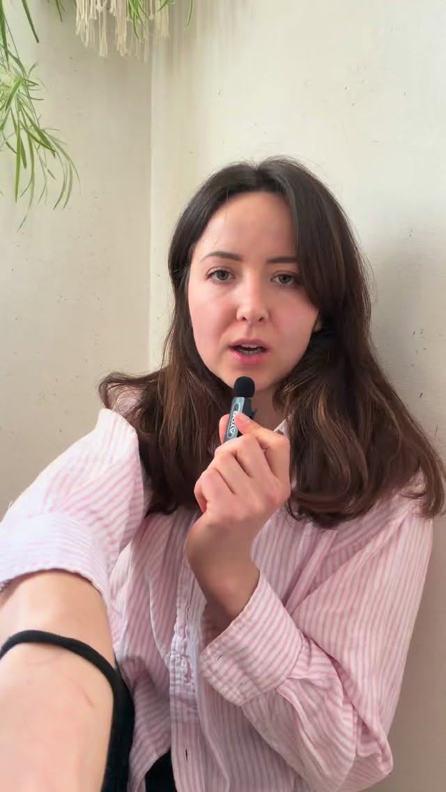 Schicke das Video an eine Person, die das unbedingt hören muss.🧡
Hast du dich schonmal gefragt, wieso es so schwer ist, neue, gesündere Gewohnheiten zu etablieren?🤔
Wenn man die Hintergründe der eigenen unerwünschten Automatismen versteht, ist das oftmals der 1. Schritt mit dem Veränderung beginnt.
Dabei hilft es auch, in gewissen Momenten einmal die Vogelperspektive einzunehmen und sich ganz neutral von außen zu beobachten. 🤷🏻♀️
Die (Ernährungs) Gewohnheiten zu optimieren kann langfristig nur passieren, wenn man ein „Warum“ hat. Beispiel „Ich will mich besser in meinem Körper fühlen“. Durch die neuen Erfahrungen, die du dabei machst, überschreibst du über lange Sicht automatisch dein Mindset und höchstwahrscheinlich auch deinen gesamten Lifestyle. Das passiert nicht über Nacht, sondern in ganz vielen kleinen, aber bewussten Schritten für dich (nicht gegen dich) - für dein langfristige Zufriedenheit, nicht das kurzfristige High. 🧡
#mindset #routine #lifestyle