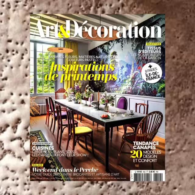 DOSSIER • BLANC DE BLANCS - Une ode à l’apaisement avant les couleurs du printemps. L’occasion de rappeler combien nous avons besoin de sérénité au point que Pantone en a fait la couleur de l’année 2026 avec la couleur Cloud Dancer. Ce blanc noble est mis en scène avec poésie et une grande délicatesse dans une rubrique plébiscitée par les lecteurs du magazine Art et Décoration pour ses compositions artistiques d’une qualité rare. Merci @karinevillame et @alexandre_rety_photographe d’avoir mis en lumière deux des créations de Véronique Caduc pour @ancragesinterieurs , une céramiste française en quête de sens, habitée par un esprit terre et mer qui façonne ses pièces en grès à la main. Ici deux pièces de sa collection « Ecume » : un vase en grès blanc chamotté à l’émail ultra mat et un beurrier à l’aspect brut.