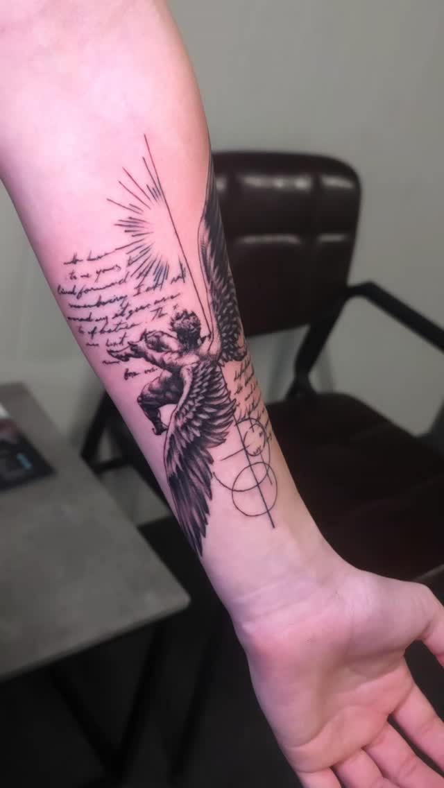 ICARUS
📍Bury St Edmunds, Suffolk
Icarus is a figure in Greek mythology known for flying too close to the sun with wings made of wax and feathers, created by his father, Daedalus. Imprisoned in Crete, they used these wings to escape, but Icarus ignored his father’s warnings against overconfidence, causing his wings to melt and leading to his fatal plunge into the sea.
#tattoo #greek #fineline #realism #greekmythology