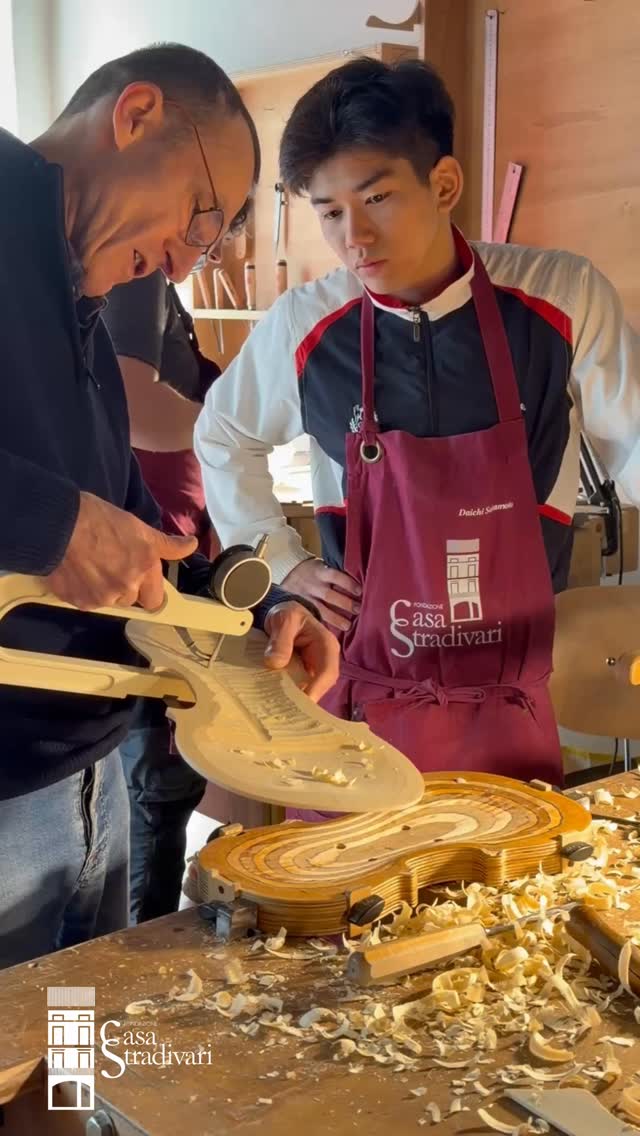 Marzo a Casa Stradivari 🎻🌸
@daichiviolins_416
@a.r.morassi
@wangqingyuan713
@suzuki_soma
#CasaStradivari #DavideSora #Liuteria #ViolinMaking #Cremona