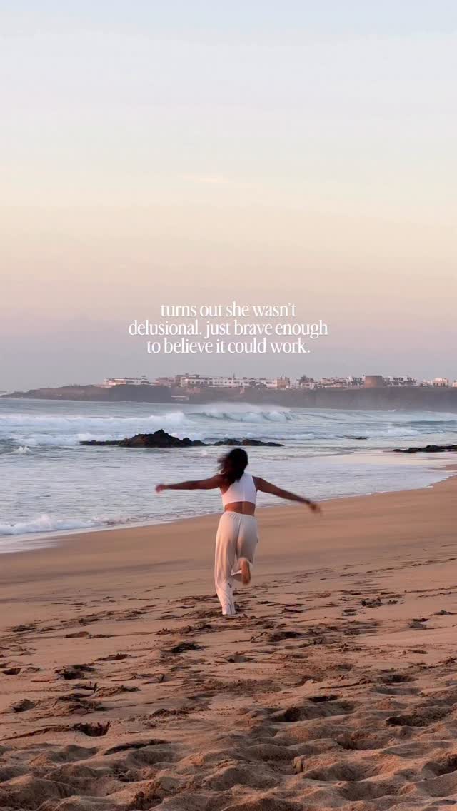 ich habe immer davon geträumt, am Meer zu leben, frei zu sein, überall zuhause zu sein, der Freude zu folgen & erfüllt zu sein..
und dass ich das jetzt einfach schon lebe, kann ich manchmal selbst kaum glauben. Ich bin einfach nur dankbar dieses Leben geschenkt bekommen zu haben und erkannt zu haben, dass ich selbst komplett in der Hand habe, wie ich mein Leben lebe, welchen Träumen ich folge & wie glücklich ich bin.
Ich habe mich entschieden - für das größte Glück, das schönste Leben, die absolute Freiheit & ja dafür brauchte ich Mut, viel Mut und den Glauben an mich, ans Universum, ans Leben.