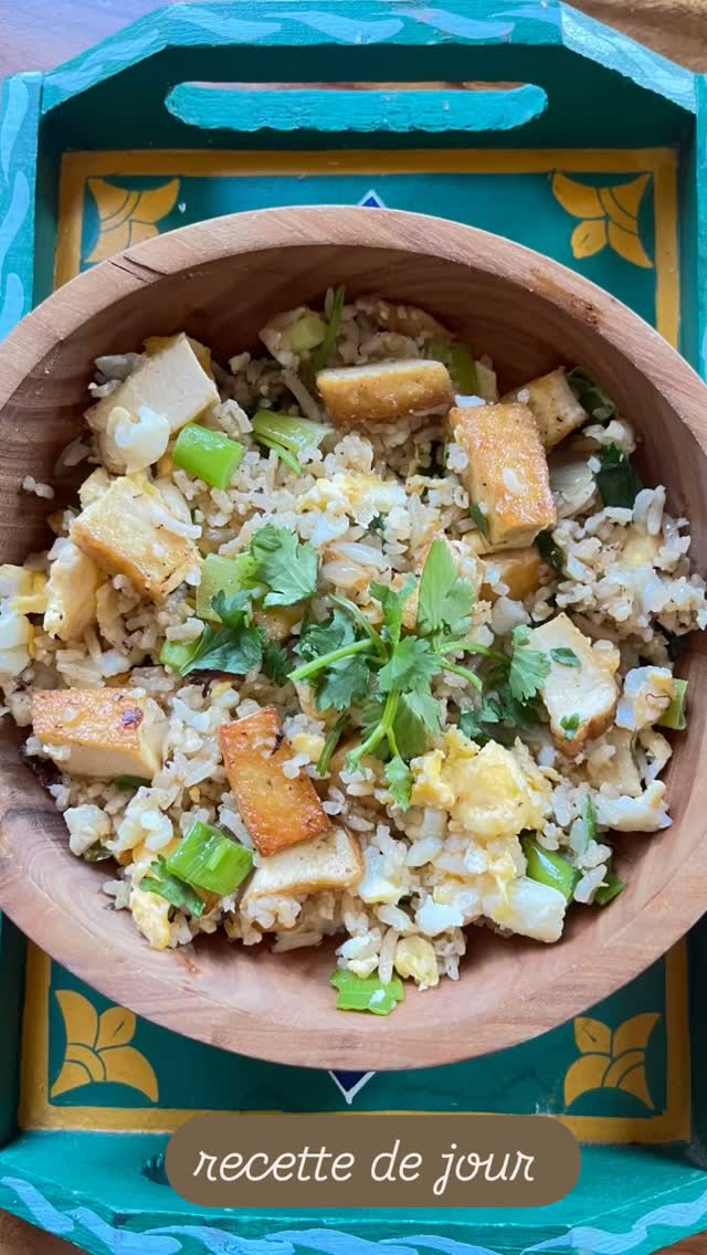 recette du jour, végétarienne :
Je me suis préparé un petit bol, généreux, coloré et bon pour ma santé :
ingrédients : pour 2 portions :
1 verres d'eau de riz rond
(1 verre de riz =2 verres d'eau pour la cuisson )
-2 oeufs bio
-1 plaquette de tofu ( naturalia) mariné à la japonaise
-2 oignons jeunes avec la tige ou de la civette
Préparation :
Pour commencer, rincer votre riz, cinq fois jusqu'à que l'eau soit claire… Ensuite fais cuire dans une casserole, deux verres d'eau pour un verre de riz
-coupez le tofu en tranches fines et faites le revenir dans une poêle avec un tout petit peu d'huile de coco
-coupez les deux oignons jeunes ou civettes , en tout petits bouts ainsi que les tiges vertes, savoureuses .
-lorsque votre riz est cuit, prenez une poêle et mettez un tout petit peu d'huile de coco, puis rajouter votre riz cuit, rajouter les petits bouts d'oignon, oignons ainsi que le tofu qui est légèrement grillé.
Rajoute à ta guise, un peu de poivre, un peu de sel, moi je rajoute un peu d'ail en poudre, un peu de coriandre en poudre selon ton goût.
Dans une autre poêle fais cuire tes deux œufs en mode œufs brouillés. Puis, rajoute-les au riz et au reste de la préparation…
Faire cette préparation dans un joli bol, ajoute un peu de coriandre de frais, émincé un petit peu de soja si tu le souhaite.
-
Voilà un repas qui est préparé en moins de 15 minutes, et que tout le monde apprécie chez moi dans ma famille…
Bon appétit ! Faites-vous à manger , c'est bon pour votre santé.
#recettefacile #tecettefacileetrapide #recettemaison #tecettevegetarienne #recette
#
-