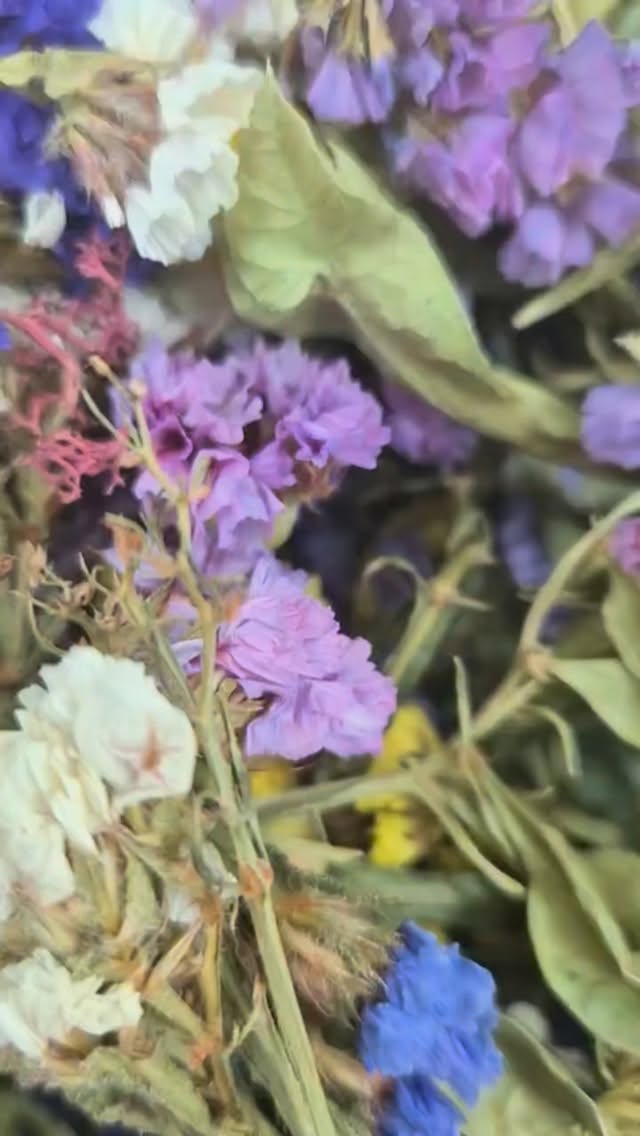 🎨 Майстерня арт-дослідників «Глечик любові»
Провели теплу ресурсну суботню зустріч, де говорили з дітьми про любов і про те, якою різною вона може бути 💛
У безпечному колі діти ділилися думками, відчуттями та власними історіями.
Ми розмалювали власні «глечики любові», наповнюючи їх кольорами, сенсами та емоціями. Кожна робота вийшла особливою й дуже щирою ✨
На зустрічі також:
🌿 виконували тілесні практики для емоційного розвантаження
🎨 розвивали дрібну моторику через творчість
💭 працювали з уявою та емоційною сферою
🤍 створювали атмосферу підтримки й прийняття
Це була м’яка, тепла зустріч, де кожна дитина могла проявитися, відчути себе важливою та наповнитися ресурсом.
Дякуємо нашим маленьким учасникам за довіру і щирість 🫶
Попереду ще більше творчих зустрічей.
📍 Голосіївський район, пров. Ященка 15К3
Оболонський район, вул. Йорданська 1
👶 Підходить для дітей різного віку
Деталі та запис:
0680461123
https://logoped4u.com/
#артзаняттядлядітей #творчістьдлядітей #арттерапія #заняттядлядітейкиїв #logoped4u