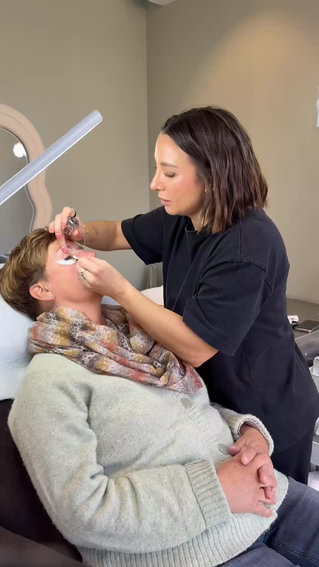 Du bist unsicher, welche Brow-Behandlung zu Dir passt?
Meine Kategorien helfen Dir bei der Orientierung – von einem schnellen Fresh-Up bis hin zu langfristigen Ergebnissen.
Wenn Du Dir nicht sicher bist, starte gern mit einem Brow Styling – ich berate Dich gerne im Studio und wir schauen gemeinsam, was am besten zu Dir passt 🤍
Speichere Dir dieses Reel für Deine nächste Terminbuchung.
#studioblueneburg #browstyling #microblading