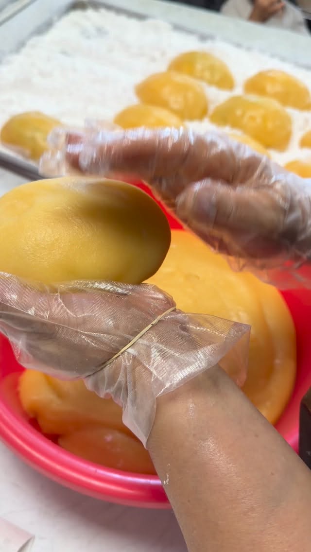 🥭 mango mochi #mochi #hawaii #mangomochi