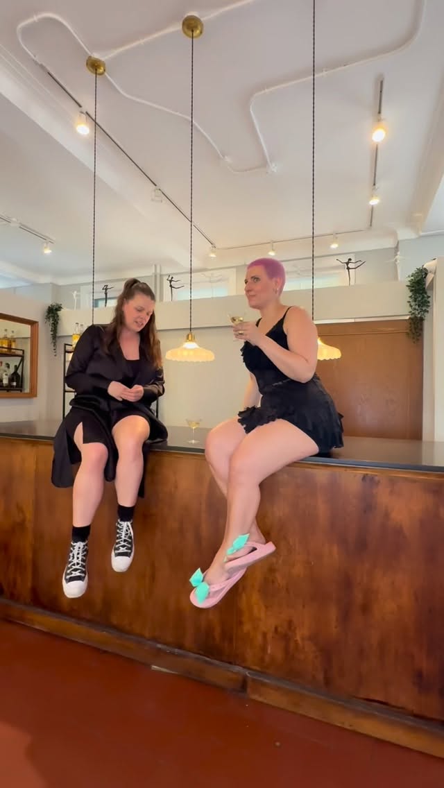 Nous après une journée de folie 😆
Merci @lecafedelhorloge pour le beau background 💃🏼
Us catching up after a crazy day 😆
Thank you @lecafedelhorloge for the gorg background 💃🏼
#glamsquad #mtlmakeupartist #mlthairstylist #yapping #girltalk