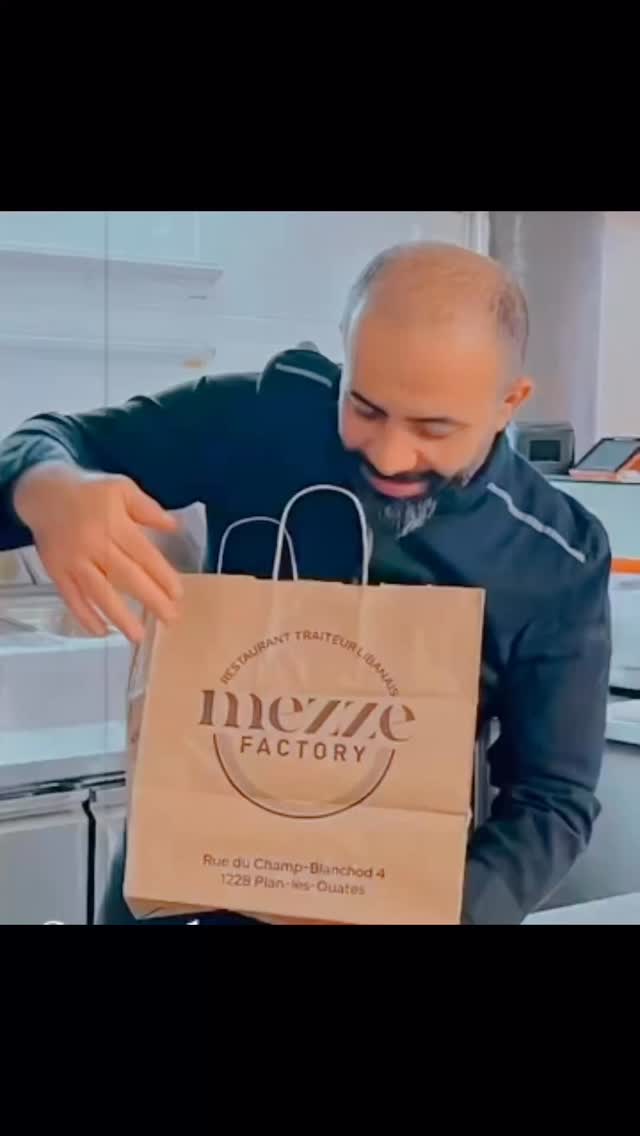 Sur place ou à emporter… mais toujours avec la même envie de bien vous accueillir 😍!
Chez Mezze Factory Pont-Rouge, il y a les plats qu’on prépare avec soin, mais aussi toute une équipe qui fait vivre le lieu chaque jour avec énergie, sourire et générosité ✨.
Mahdi, Hassan, Dominique, Shene, Selma, Elea… chacun apporte sa touche, et c’est aussi ça, l’âme de la maison😉!
Et parce que l’aventure Mezze Factory se vit sur nos deux adresses, on n’oublie pas non plus l’équipe de Plan-les-Ouates : Shaynian, Ara, Bader et Sultan, qui donnent tout en ce moment 🫶.
Merci à toutes celles et ceux qui mettent du cœur dans cette aventure, chaque jour, sur les deux spots.
Deux adresses, une seule âme:
📍 Pont-Rouge | Esplanade 4, Grand-Lancy, tél: 022.700.99.66
📍 Plan-les-Ouates | Rue Champ-Blanchod 4, 1228 Plan-les-Ouates
Tél: 022.700.99.11
Infos & Réservations : https://www.mezzefactory.ch/
#MezzeFactory #PontRouge #PlanLesOuates #GeneveFood #CuisineLibanaise