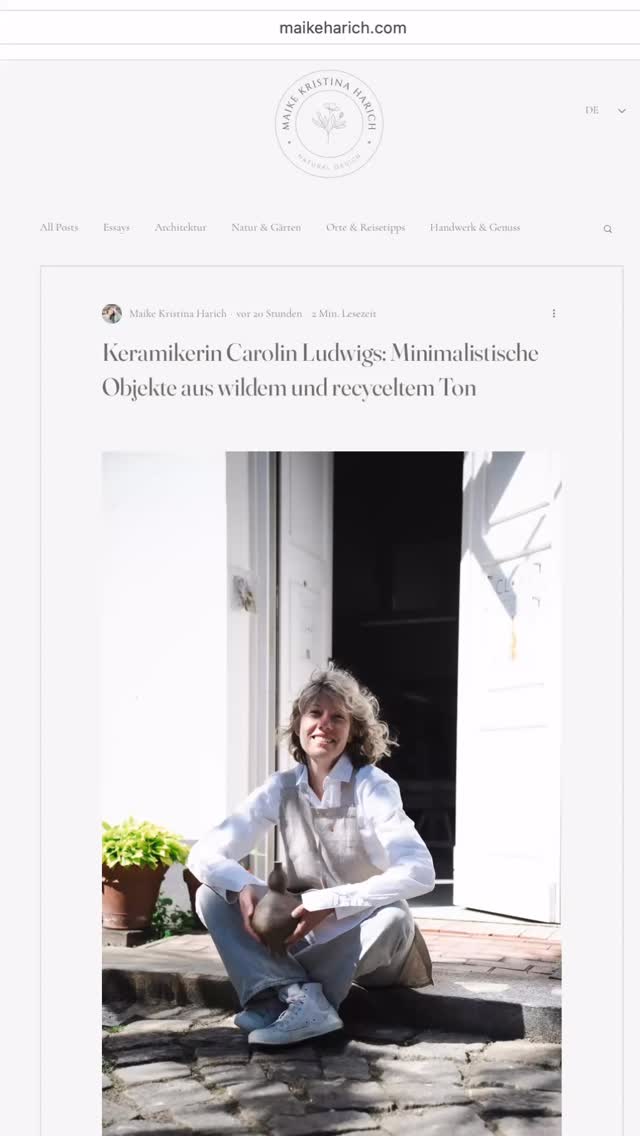Kleine, feine Zusammenarbeit mit der wunderbaren Maike von ATELIER HARICH – Natural Design
Maike hat mich in meinem Studio besucht – und sofort war da diese besondere Energie. Als Designerin für naturnahe Gärten und Außenräume versteht sie es, Architektur und Natur auf ganz harmonische Weise miteinander zu verbinden.
Mit viel Feingefühl gestaltet sie Gärten und Umgebungen, die nicht nur ästhetisch sind, sondern auch das Wohlbefinden stärken. Räume, die atmen, die erden, die inspirieren.
So schön, wenn kreative Welten aufeinandertreffen und etwas ganz Natürliches entsteht.
Und in all der Begeisterung für die schönen Dinge haben wir doch glatt das Selfie für Social Media vergessen. Manchmal verliert man sich einfach im Moment – weil echte Begegnungen in solchen Momenten wichtiger sind als Social Media
Schaut selbst was dabei herausgekommen ist:
https://www.maikeharich.com/post/minimalistische-keramikobjekte-aus-wildem-und-recyceltem-ton
·
A small, beautiful collaboration with the wonderful Maike from ATELIER HARICH – Natural Design
Maike visited me in my studio, and there was an immediate sense of something special. As a designer of natural gardens and outdoor spaces, she has a unique way of bringing architecture and nature together in perfect harmony.
With great sensitivity, she creates gardens and environments that are not only aesthetically pleasing but also enhance well-being — spaces that breathe, ground, and inspire.
So special when creative worlds come together and something truly natural unfolds.
And in all the excitement about beautiful things, we completely forgot to take a selfie for social media. Sometimes you simply get lost in the moment — because real encounters, in those moments, matter more than social media
See for yourself what came out of it:
https://www.maikeharich.com/post/minimalistische-keramikobjekte-aus-wildem-und-recyceltem-ton
#naturdesign
#keramik
#Keramikstudio
