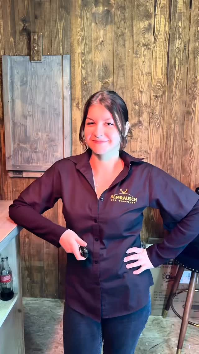 Hättet ihr gedacht, dass es so ein Paradies direkt in Reutlingen gibt? 🏔️✨
Wir nehmen euch mit auf einen Rundgang durch unser Almrausch Eventdorf.
Wer uns kennt, weiß: Wir lieben Details!
Von rustikaler Gemütlichkeit bis hin zu unseren detailverliebten Außenbereichen – wir haben einen Ort geschaffen, an dem ihr euch einfach wohlfühlen könnt.
Markiere jemanden, mit dem du hier unbedingt mal eine Nacht verbringen musst! 👇
🔗 Mehr erfahren & Tickets sichern: Almrausch.de
#almrausch_rt #reutlingen #partys #events #feiern