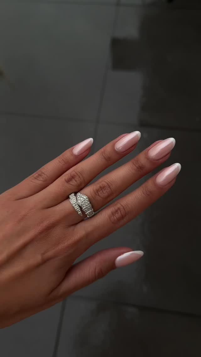 One of our most requested spring designs 🌸
A clean nude base, classic French tips, finished with a soft pearl glow ✨
Effortless, elegant, and perfect for the season.
Book your spring manicure today!
#gelmanicurelondon #russianmanicurelondon #nailslondon #frenchtips #маникюрлондон