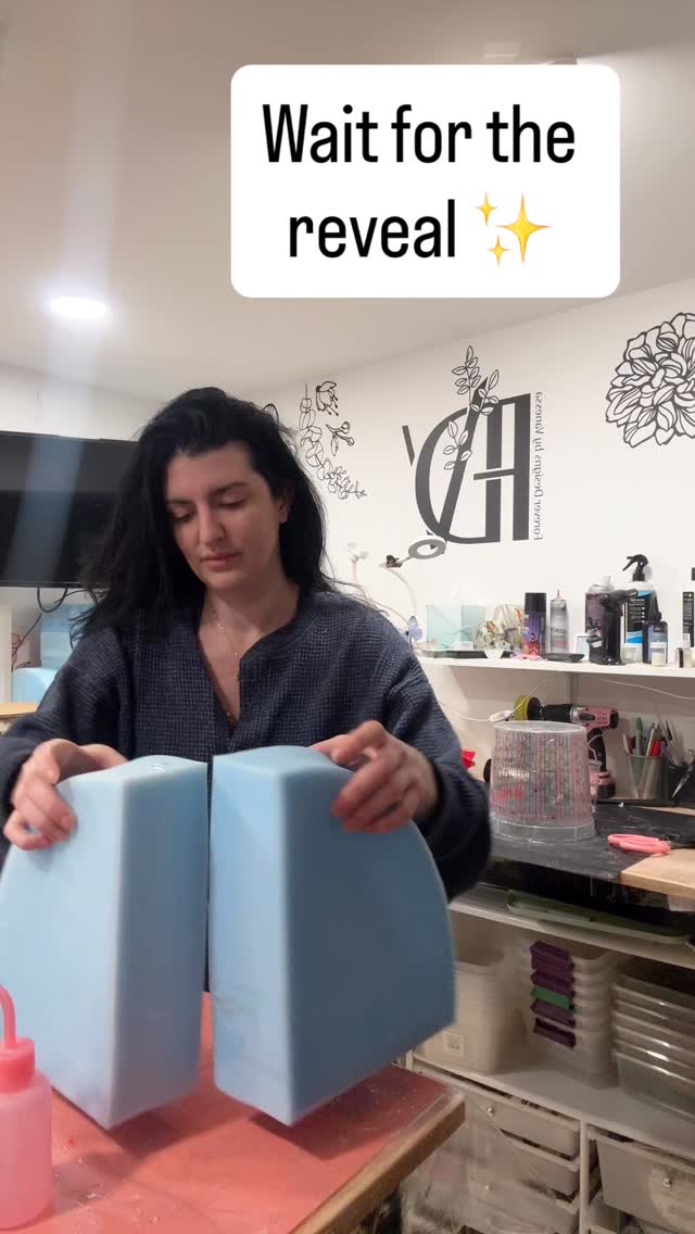 Imagine your wedding album displayed between your wedding bouquet✨
That’s functional AND original 😍
If you’re looking for a sign to preserve your bouquet, this is it!
Large bookends are one of our top selling items and it’s no wonder why 🌸
Book your spot this month and get a FREE large holder! Times almost up!
#floralpreservation #bridalbouquet #weddingflowers #resinart #resinfloralpreservation