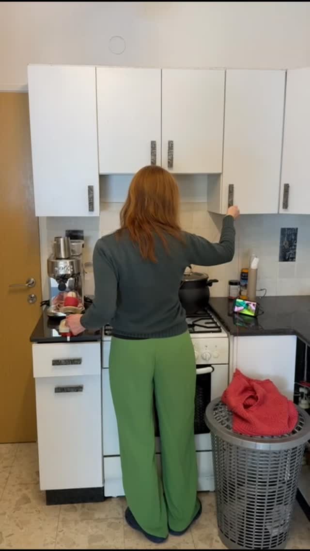 Two days is what the unraveling the vest took me 😅 steaming the used yarn to make it ready for a fresh start! 🤩
This time I have a little helper to knit the new improved version while I'm moving forward to the matching gloves, a new artistic scarf using my hand-spun, plus a summer top 🏃♀️🏃♀️🏃♀️
The testing of the vest starts this week! If you want to join but didn't register - here's your final chance 🥰
#froggingsweater #knittingundone #unravelingsweaters #unknitting