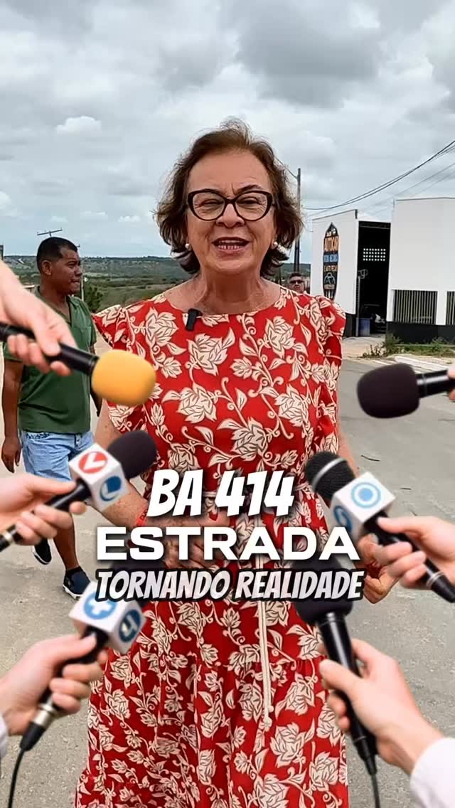 Um momento histórico para Capela do Alto Alegre!
Ao lado do governador Jerônimo Rodrigues, celebramos a assinatura da ordem de serviço para a pavimentação da BA-414, no trecho que liga o município a Várzea da Roça. Uma obra estruturante, fruto de indicação do nosso mandato, que agora começa a sair do papel.
Esse investimento vai garantir mais mobilidade, segurança para quem trafega diariamente e fortalecer o desenvolvimento econômico de toda a região, especialmente para a agricultura familiar e o escoamento da produção.
Seguimos firmes, trabalhando para transformar sonhos em realidade e levar mais qualidade de vida para o nosso povo!