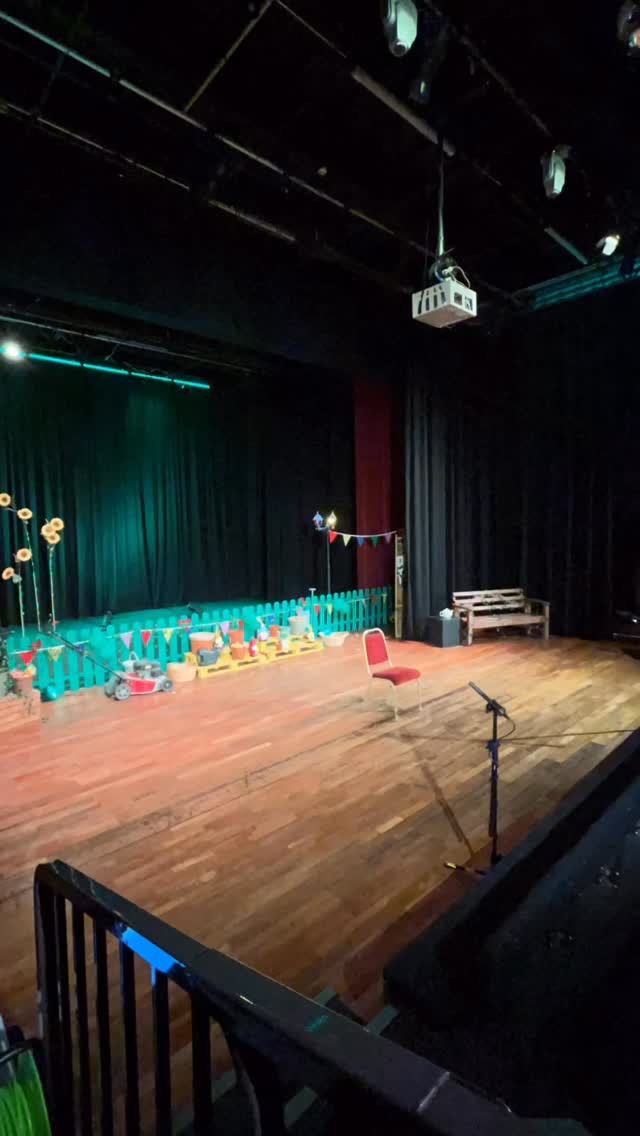 A Timelapse of Adventure Is Out There. Dress rehearsal, projection practice, food break, portrait photos with @edalexanderphoto, the final show and then the Get Out. What a day!! What a weekend!! 🎭
Thank you to every actor, crew, staff and backstage helper, and to the three fabulous audiences!
Now… onto the next shows!!! 🎭
#drama #play #liverpool #show #youngactors