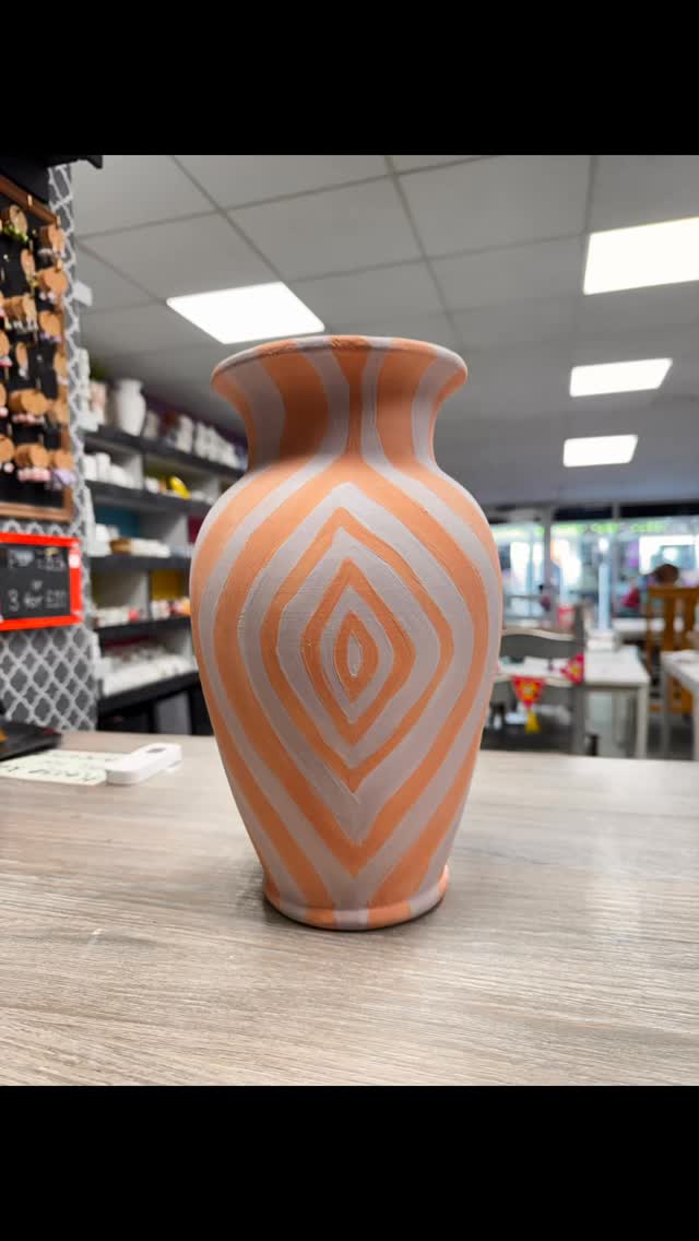 ✨ Before ➡️ After… the magic of pottery painting 🎨
Watch this one to the end for a truly incredible piece of artwork… 😍
With the Easter holidays just around the corner, now’s the perfect time to book in, get creative, and make something you’ll actually treasure 💛
From blank canvases to beautiful keepsakes – we LOVE seeing your transformations come to life in the studio.
Spaces fill up quickly over the holidays, so make sure you grab your spot
https://www.topofthepots.co.uk/reservations
What will you paint next? 🐣✨
#PotteryPainting #EasterHolidays #FamilyDaysOut #CreativeTime #BracknellMums