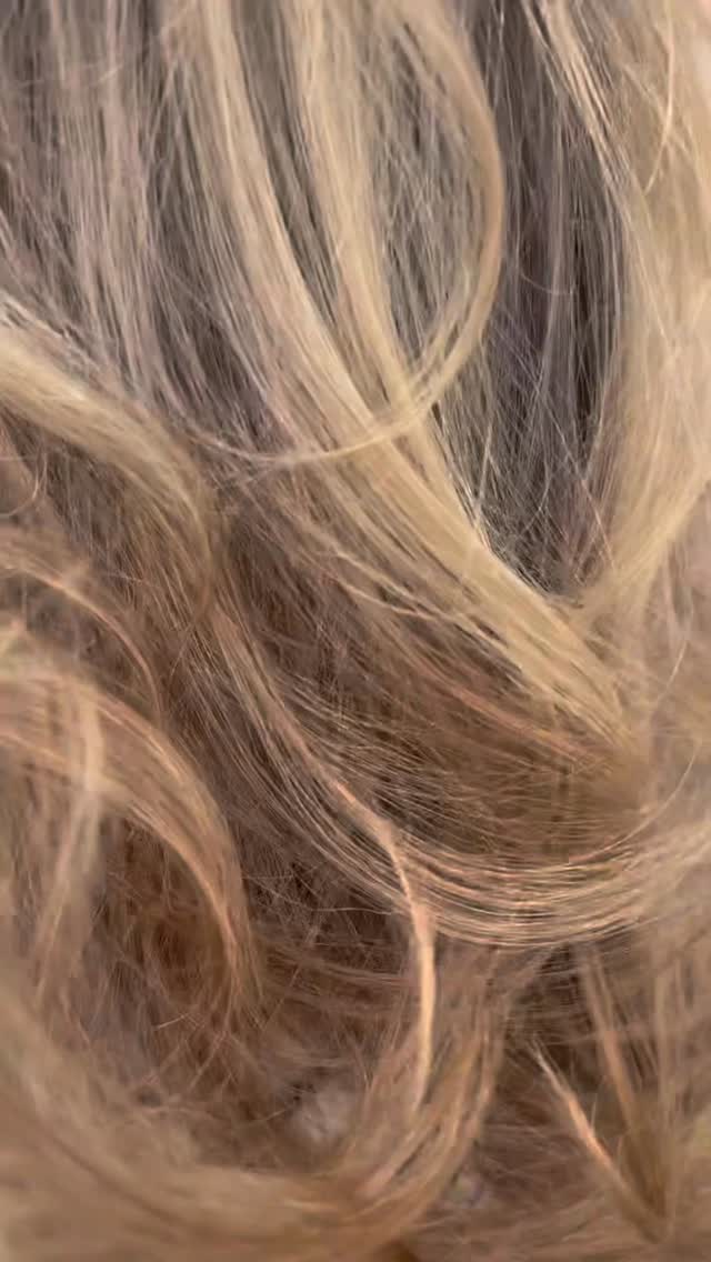 Sun-kissed hair, ☀️
Deze warm summer blond look is de perfecte mix van zachte highlights en een frisse toner voor die natuurlijke glow.
Gekleurd met de mooie producten van Kevin Murphy en afgewerkt met een Color Me toner voor die stralende finisch
Zacht, glanzend en helemaal summer ready 🤍
Wat vinden jullie van deze blonde kleur? 😍
#warmsummerblond #blondehair #highlights #hairtransformation #kevinmurphy #colorme #blondhair #hairgoals #summerhair #balayage #hairinspo #glossyhair #salonresult #haarkleur #blondlook