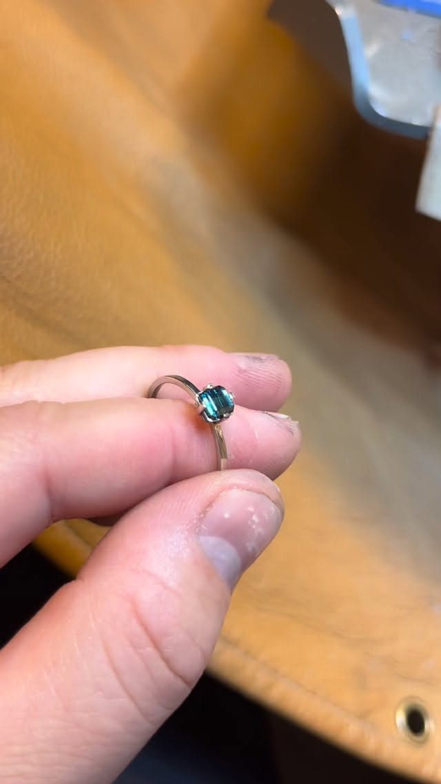 Ganz neu hier im Atelier. Ein Traum und mehrfarbig je nach Blickwinkel noch dazu!
.
.
.
#ateliervincentkiefer #göttingen #handgemachterschmuck