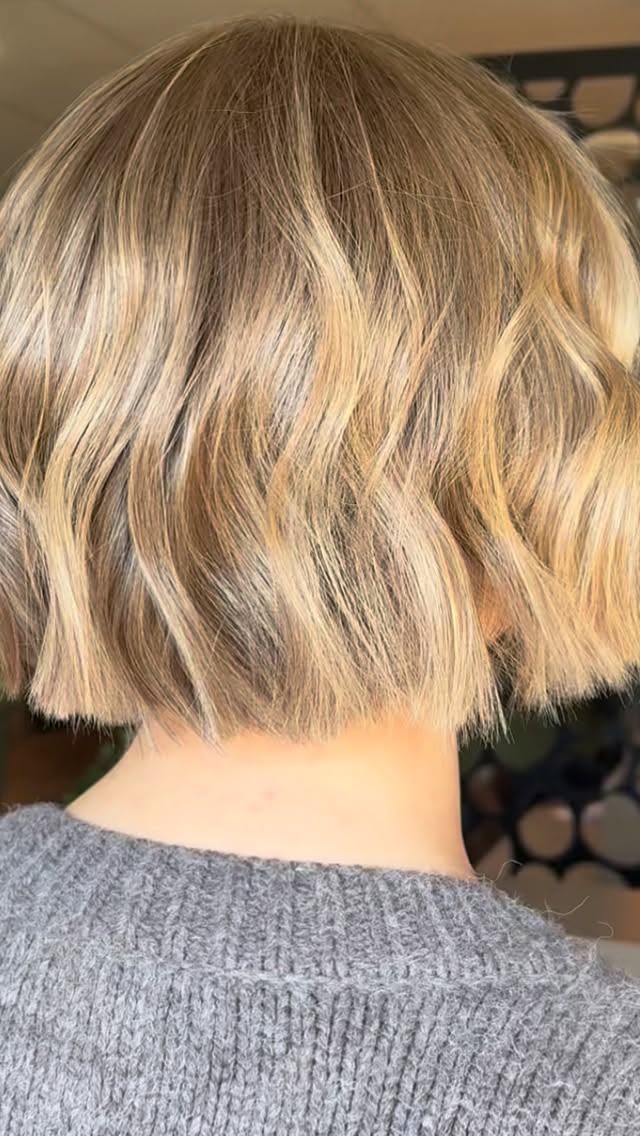 A classic blunt bob and a luxury natural blonde is the perfect mix for spring 🌼
STUNNING work by our talented Georgia
🤍
BOB I HAIR I BLONDE I SPRING