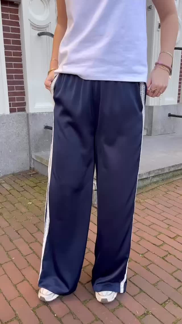 Hoe mooi is dit detail?! 😍 Een subtiele kanten touch maakt deze pantalon next level ✨💙