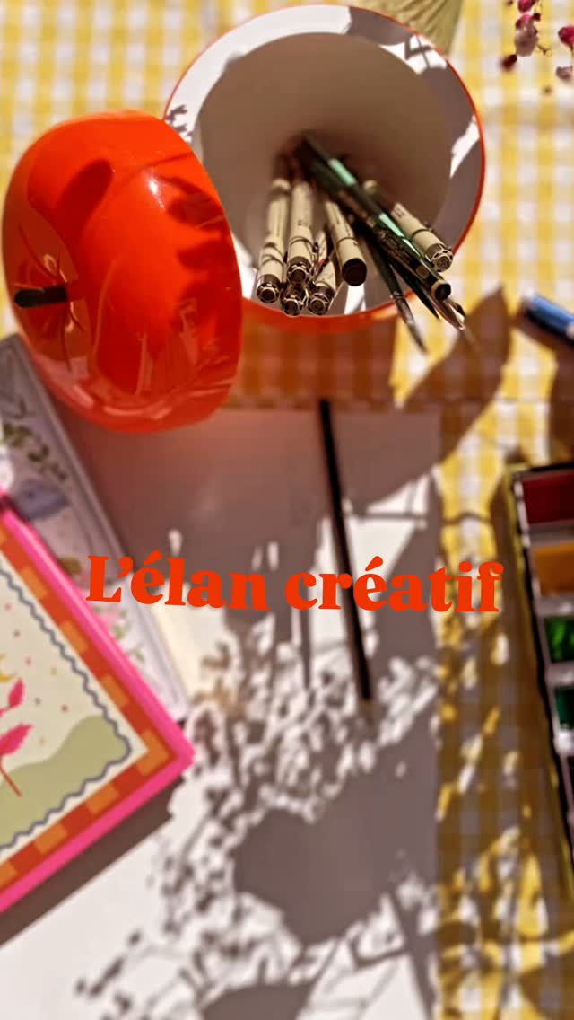 L’élan d’un geste. ✍️✨
Tout commence souvent par une esquisse, un mouvement de crayon sur le papier pour tenter de capturer une émotion.
Pour André Brasilier, j’ai voulu que ce geste soit total. J’ai créé cette plaquette peinte à la main comme une confidence, une réponse à l’immense inspiration que son œuvre m’insuffle.
Je l’ai donnée à sa galerie comme une bouteille à la mer... et le miracle s’est produit : André Brasilier a reçu ma création, y a été sensible et a souhaité me rencontrer. 🕊️
Voici les coulisses de cet élan créatif, la genèse de ce qui m’amène à Paris ce lundi. Parfois, il suffit d’oser le premier trait.
#AndreBrasilier #OperaGallery #lelancreatif #artprocess