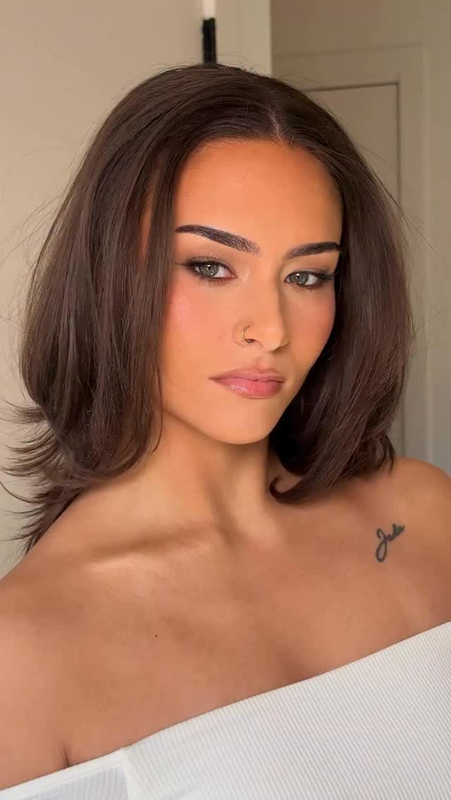 Send me the girls who want a soft “wet” sparkle and smoldered eyes.
Link in bio to book for bridal or special events
#longislandmakeupartist #nymakeupartist #longislandbridalmakeupartist #bridalmakeup #bronzemakeup wedding day, nyc makeup artist, new york makeup artist, bridal makeup wedding ideas, bride, makeup inspo, beauty bloggers, italy wedding, tulum wedding, mexico wedding, ireland wedding, UK, Europe, makeup artist, montauk makeup artist, soft glam, natural, glowy makeup, bronzey makeup, summer wedding, fall wedding, Suffolk county, Nassau county, NYC, Manhattan, Hamptons