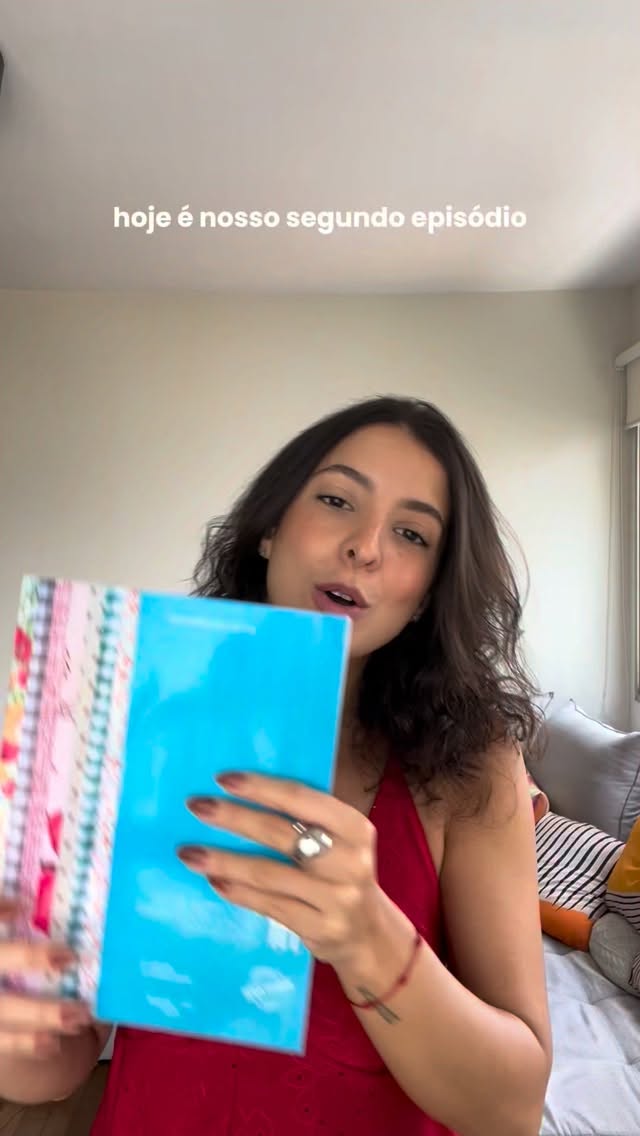 Segundo episódio da série sobre o Guia Alimentar para a População Brasileira 🇧🇷🍽️
Hoje falamos dos 5 princípios que orientaram sua construção.
• Alimentação é mais do que nutrientes: matriz alimentar, preparo e combinação importam.
• Recomendações precisam fazer sentido para o tempo e a realidade da população.
• Comer bem depende de um sistema alimentar social e ambientalmente sustentável.
• Guias alimentares são construídos a partir de diferentes saberes.
• Informação de qualidade amplia a autonomia nas escolhas alimentares.
Alimentação não é só escolha individual — envolve acesso, cultura, política e contexto.
👉 No próximo vídeo, vamos falar sobre a escolha dos alimentos segundo o Guia.
Salva pra acompanhar a série 🧠🍽️
#guiaalimentar #alimentacao #alimentacaosaudavel