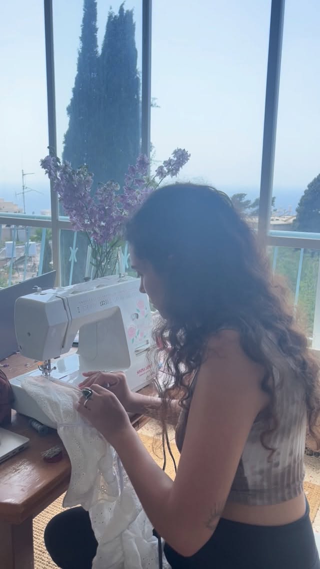 בתוך כל הכאוס הזה, אני מנסה להיאחז ביצירה
ולהזכיר לעצמי שבקרוב יהיה פה טוב יותר.
מפעם לפעם זה נהיה יותר קשה ומורכב
ואין לי יותר מידי חשק להעלות סטורי
או לתכנן קולקציות חדשות.
אני כבר שבועיים מנסה לסיים
כמה פרויקטים שהתחלתי לתפור
אבל לא מצליחה לגשת לזה
אז התחלתי לגלול קצת בתמונות
ומצאתי סרטון שלי תופרת
מהסבב הקודם עם איראן.
מה שהתחיל כסתם משחק
עם שארית בד שמצאתי
הפך להיות אחת הגופיות האהובות עליכן ביותר.
זה הפלא שביצירה, היא מתחילה
לפעמים דווקא במקום הנמוך,
נוגעת בלבבות ומניעה למקומות חדשים ולא מתוכננים
וזה נותן לי תקווה 🤍