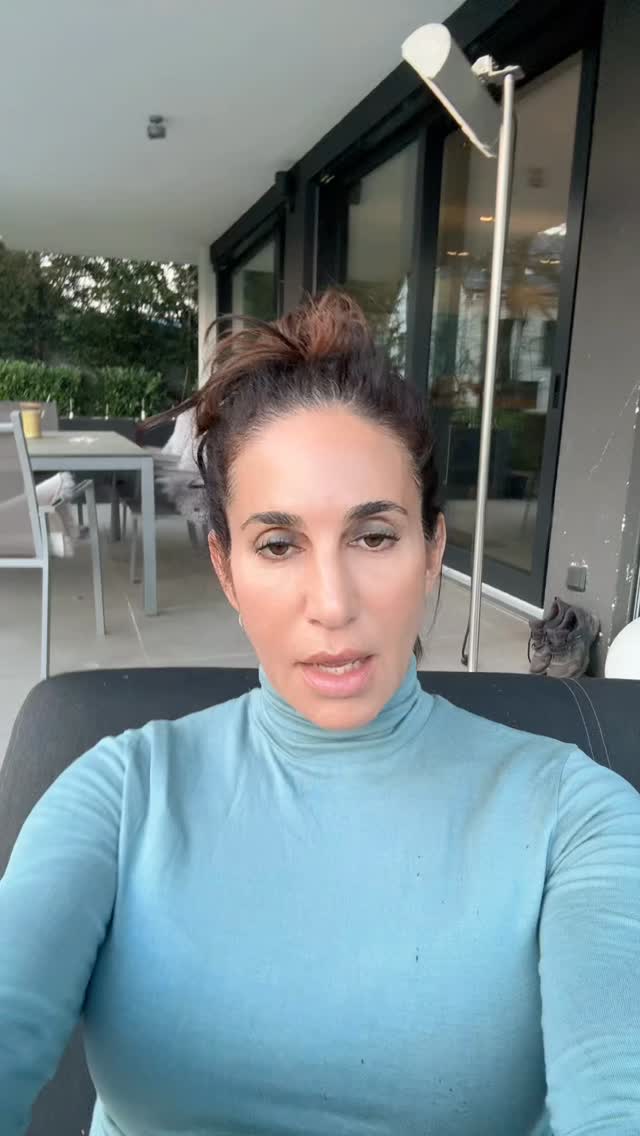 Volle Sprechstunde, kaum Zeit zum Durchatmen – und heute lief Thermage bei uns wirklich on repeat. ✨
Und ehrlich: Ich verstehe jede einzelne Patientin, die sich dafür entscheidet.
Denn Thermage ist für mich eine der spannendsten Behandlungen, wenn es um natürliche Straffung, Kollagenstimulation und ein frischeres, definierteres Hautbild** geht** – ganz ohne OP und mit kaum Ausfallzeit.
Die Behandlung arbeitet mit monopolarer Radiofrequenzenergie in der Tiefe der Haut.
Dabei werden bestehende Kollagenstrukturen stimuliert und die körpereigene Neubildung von Kollagen angeregt. Das Ziel: mehr Festigkeit, mehr Spannung, mehr Definition.
Und das Schönste heute?
So viele glückliche Patientinnen. 🤍
Genau das liebe ich an meiner Arbeit: Behandlungen, die nicht verändern, sondern das unterstreichen, was schon da ist.
Wenn du wissen möchtest, ob Thermage für dich geeignet ist, melde dich gerne für eine persönliche Beratung.
Habt ein schönes Wochenende 🌸🌸🌸
#thermage #skin tightening #hautstraffung #radiofrequenz #kollagenboost