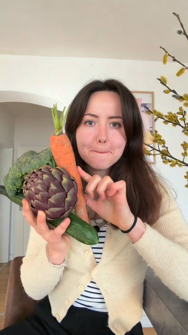 4 Tips, wie du mehr Variation in deine tägliche Portion Gemüse bringst.😁🫶🏼
Tipp No 1. verändere die Zubereitung: ob roh, gedämpft, gekocht oder gebraten - es schmeckt immer wieder anders
Tipp No 2. variiere in der Form: gutes Beispeil dafür sind Karotten: Du kannst sie schälen, raspeln, in Streifen oder Würfel schneiden. Bringst ebenfalls immer wieder Veränderung mit rein.
Diese beiden Tipps sind super, wenn du vielleicht aktuell etwas eingeschränkt bist in deiner Auswahl.💡
Tipp No 3. Spiele mit Gewürzen, Dressing und (ganz wichtig) Kräutern 🌿
Tipp No 4. Esse saisonal, angepasst an die Jahreszeiten und die routierst automatisch mit deinen Essgewohnheiten und bringst „frischen“ Wind in deine Küche.🌞
#ernährungstipps #gemüse #glutenfrei