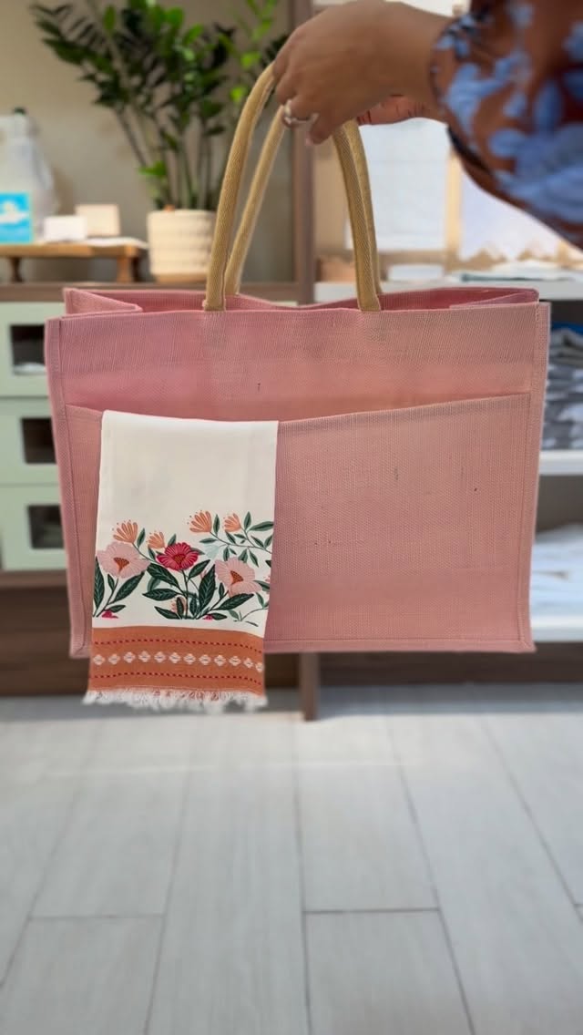 Cuando Semana Santa y la primavera se encuentran, todo fluye con estilo 🌸
Nuestros bolsos, disponibles para personalizar, son el complemento ideal para la playa, la piscina o para llevar todo lo que necesitas con un toque único,
