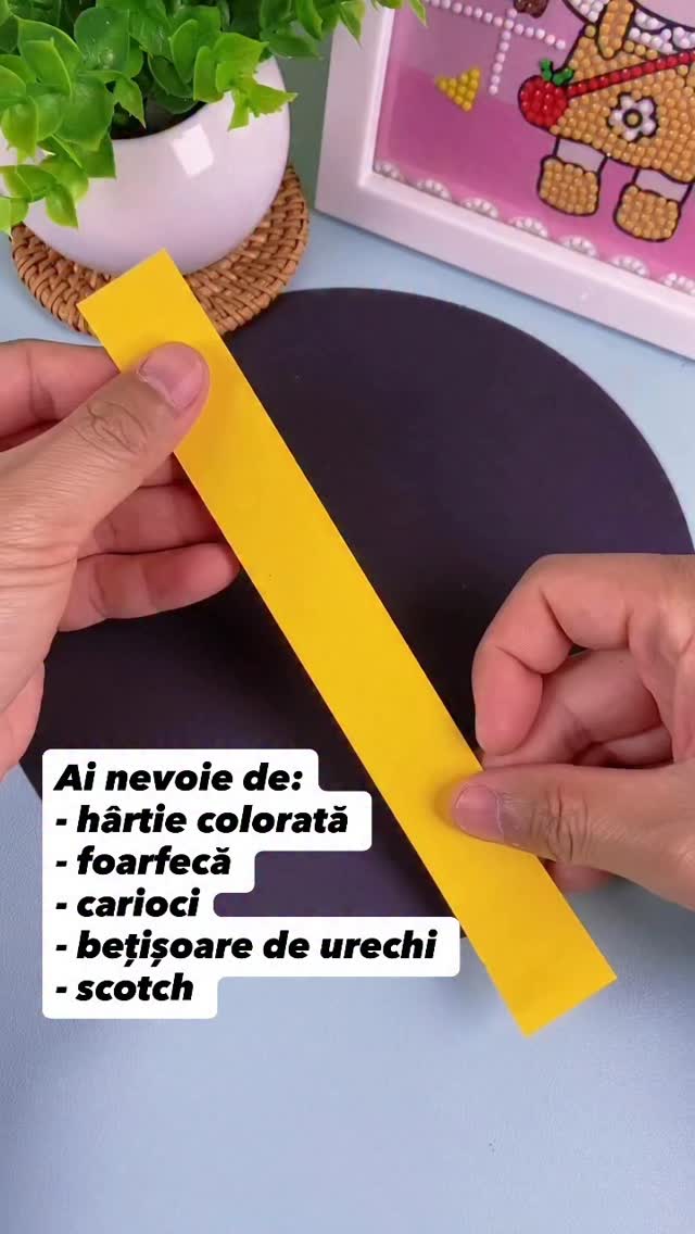 activitate simplă, dar atât de simpatică 🐦💛💚💗
Din câteva foi colorate ies niște păsărele care parcă prind viață!
Se decupează, se îndoaie și… magia apare.
#gradinitaonline #activitaticopii #activitatipentrucopii #kidsactivities