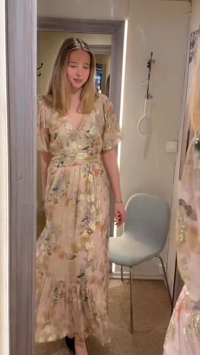 Helt nydelig kjole fra MissMaya😍 Perfekt om du skal være gjest i bryllup eller andre større begivenheter. Et nydelig stoff og en elegant look - såå fin!