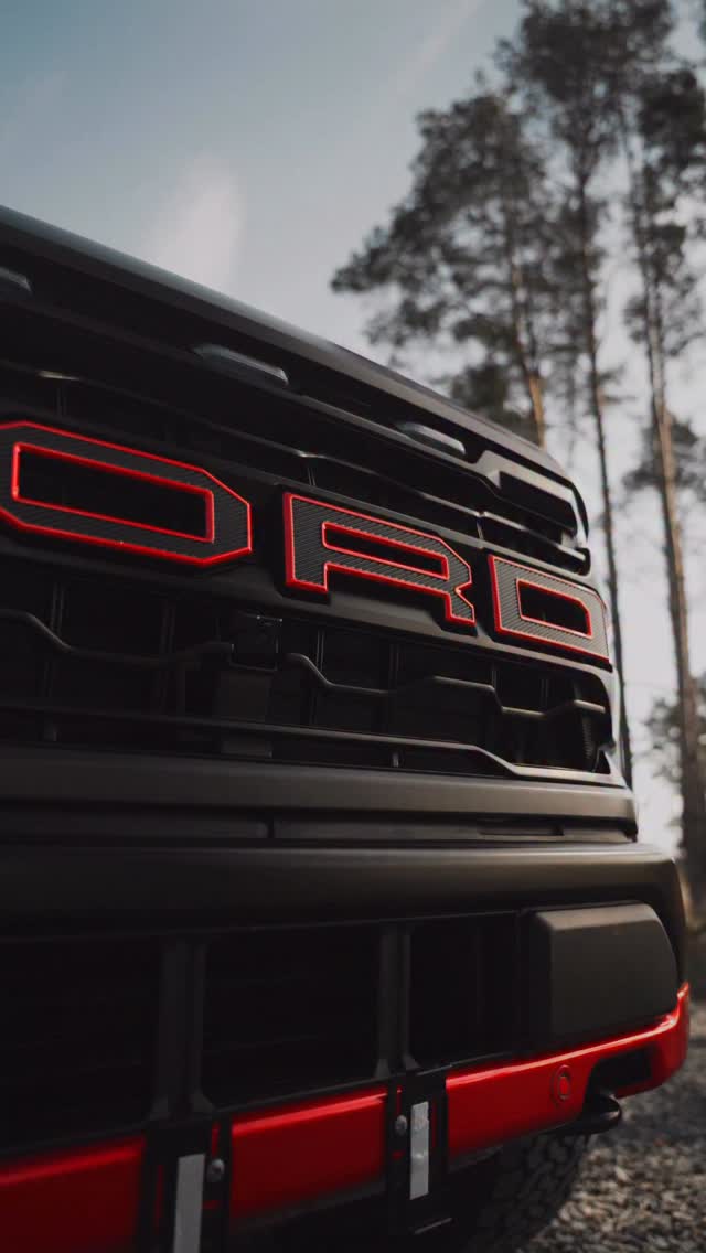 Von Weiß zu purem Offroad-Statement.
Dieser Ford F150 Raptor steht jetzt in PWF Diamond Black – tief, staubresistent im Look, gemacht für jedes Terrain.Akzente in Ruby Red setzen gezielte Highlights und bringen genau die Portion Aggressivität, die ein echter Offroader braucht.
Gebaut für Schotter, Dreck und weite Horizonte.Kein Schnickschnack – nur Präsenz, Kraft und Charakter.
FOLIATUNE 13Design. Performance. Offroad.
🌐 www.foliatune.de
📩 info@foliatune.de
📱 0177 29 85 626
#offroadstyle #fordraptor #foliatune #raptorlife #truckculture
